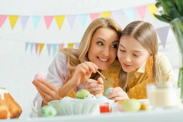 Fuoco Selettivo Figlia Allegra Madre Che Dipinge Uova Pasqua Casa — Foto Stock