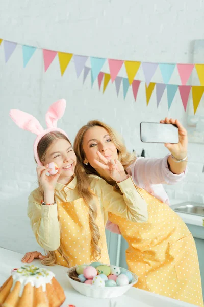 Foco Seletivo Mãe Filha Felizes Orelhas Coelho Mostrando Sinal Paz — Fotografia de Stock