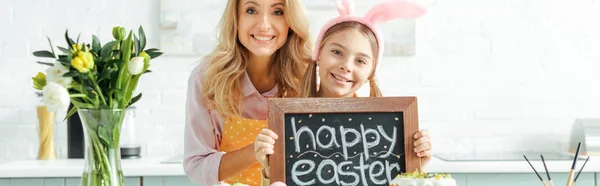 Panoramic Shot Cheerful Mother Cute Daughter Holding Chalkboard Happy Easter — ストック写真