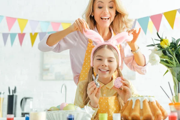 Selective Focus Cheerful Mother Touching Bunny Ears Happy Daughter Holding — Stock Photo, Image
