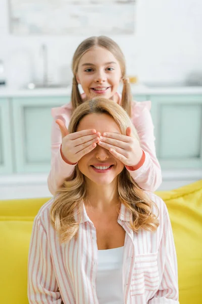 Selective Focus Happy Kid Covering Eyes Cheerful Mother — Stok fotoğraf