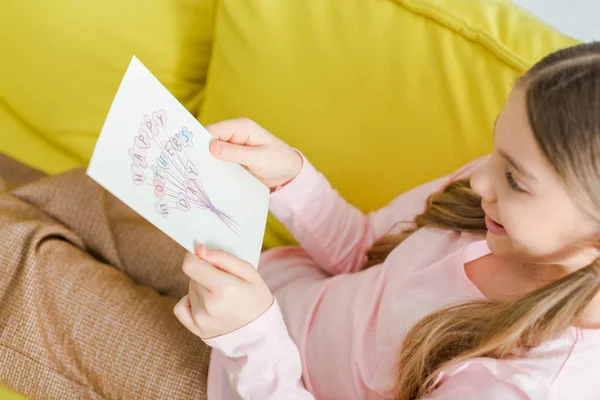 Słodkie Dziecko Patrząc Kartkę Pozdrowieniami Szczęśliwy Matki Dzień Liternictwo — Zdjęcie stockowe