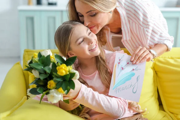 Glückliche Mutter Mit Tulpen Und Grußkarte Mit Dem Schriftzug März — Stockfoto