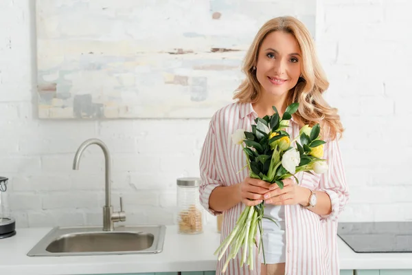 Mulher Feliz Segurando Buquê Tulipas Olhando Para Câmera — Fotografia de Stock