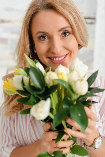 Foco Seletivo Mulher Feliz Segurando Buquê Tulipas Olhando Para Câmera — Fotografia de Stock