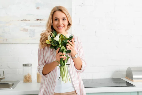 Mulher Feliz Segurando Buquê Tulipas Casa — Fotografia de Stock