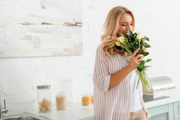 Happy Woman Smelling Bouquet Tulips Home — Stockfoto