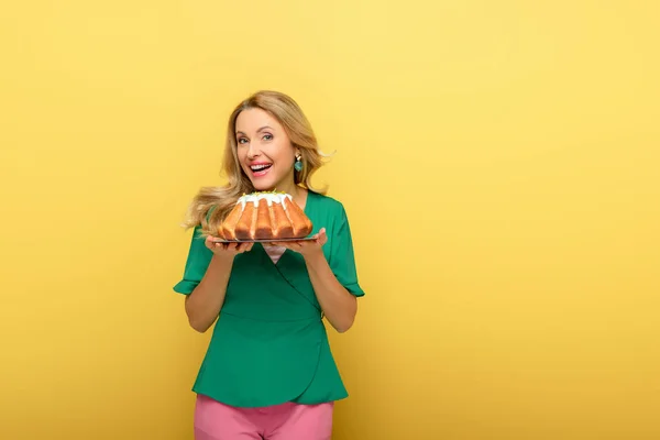 Sonriente Mujer Sosteniendo Pastel Pascua Aislado Amarillo — Foto de Stock