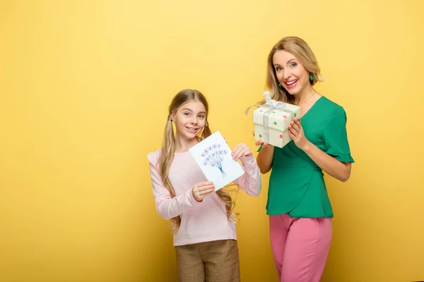 Niño Feliz Sosteniendo Tarjeta Felicitación Con Letras Felices Del Día —  Fotos de Stock