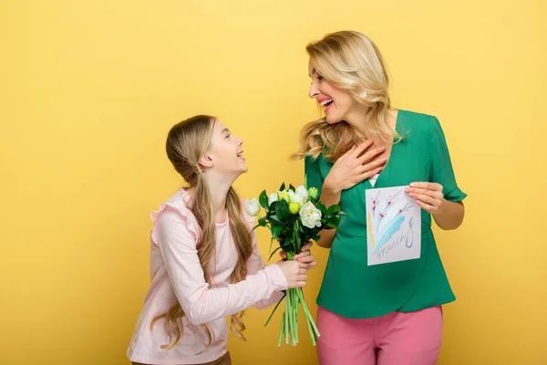 Feliz Hija Dando Tulipanes Madre Sosteniendo Tarjeta Felicitación Con Letras — Foto de Stock