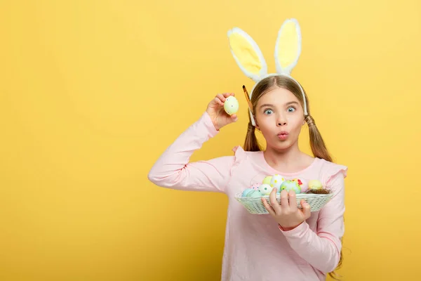 Chaval Con Orejas Conejo Mirando Cámara Sosteniendo Huevos Pascua Aislados — Foto de Stock