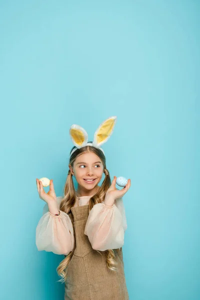 Niño Alegre Con Orejas Conejo Sosteniendo Huevos Pascua Pintados Mirando — Foto de Stock