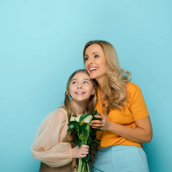 Mãe Feliz Filha Sorrindo Perto Tulipas Isoladas Azul — Fotografia de Stock