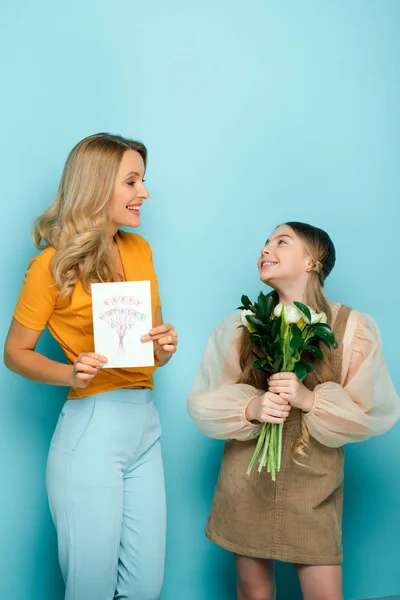 Happy Mother Holding Greeting Card Happy Mothers Day Lettering Looking — Stock Photo, Image