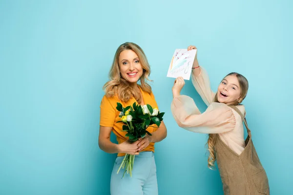 Feliz Filha Segurando Cartão Saudação Com Marcha Lettering Perto Mãe — Fotografia de Stock