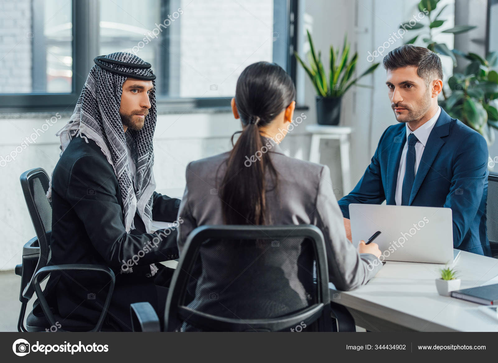 Socios Comerciales Multiétnicos Reuniones Con Traductores ...