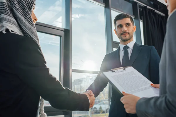 Hombre Negocios Árabe Profesional Estrechando Mano Con Socio Reunión Con —  Fotos de Stock