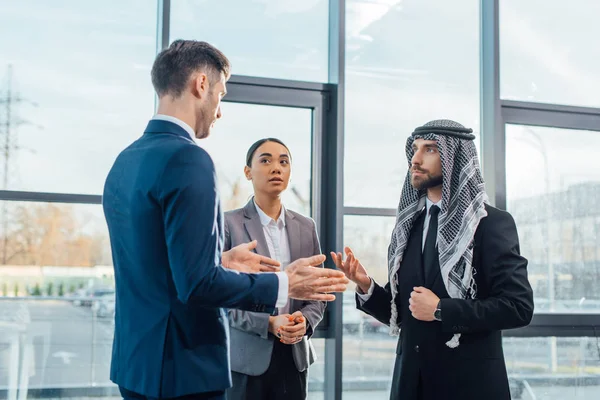 Empresários Multiculturais Discutindo Trabalho Reunião Com Tradutor Escritório Moderno — Fotografia de Stock