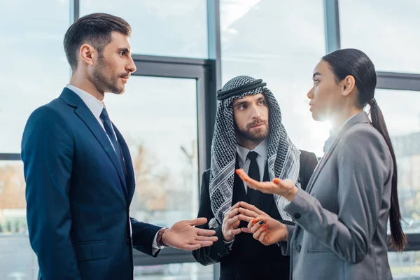 Empresarios Multiculturales Discutiendo Contrato Reunión Con Traductor Oficina —  Fotos de Stock