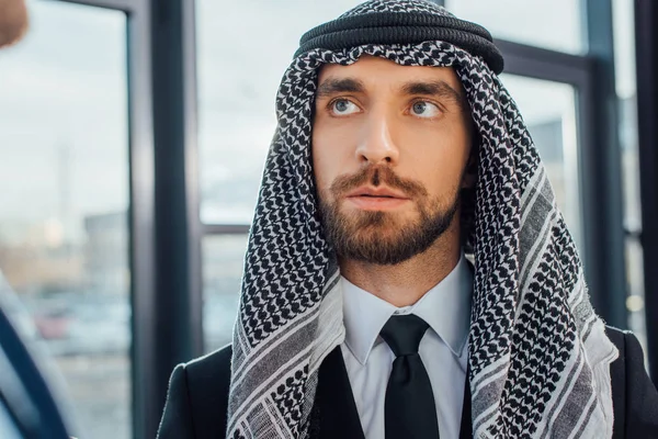 Hombre Negocios Árabe Mirando Socio Oficina — Foto de Stock