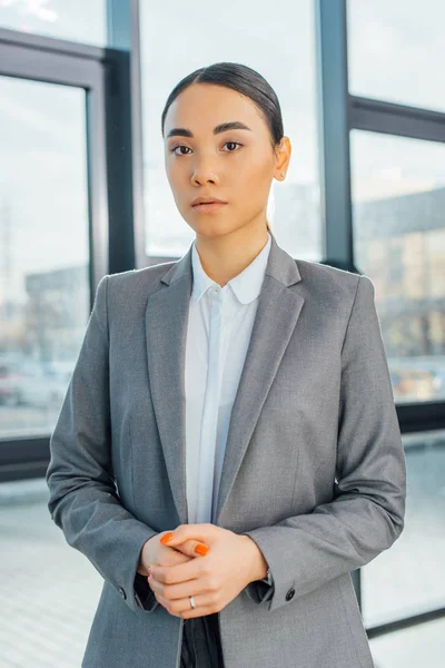 現代オフィスに立つ美しいアジア系ビジネス女性 — ストック写真