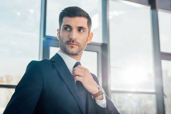 Guapo Hombre Negocios Profesional Traje Pie Oficina Moderna —  Fotos de Stock