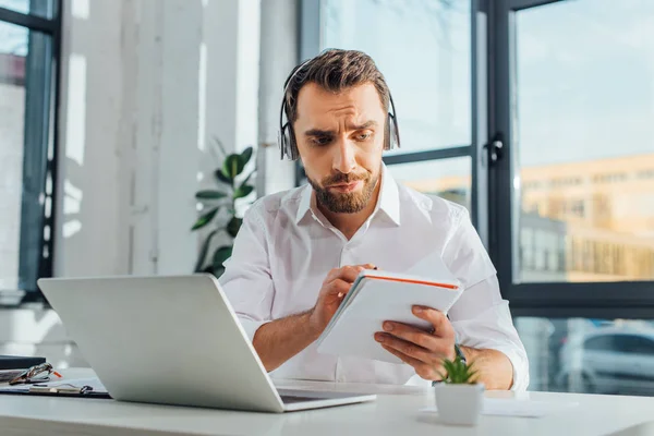 Traductor Profesional Escribiendo Trabajando Línea Con Auriculares Portátil Oficina — Foto de Stock