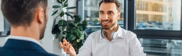 Modern Ofiste Adamıyla Çalışan Gülümseyen Çevirmenin Panoramik Görüntüsü — Stok fotoğraf