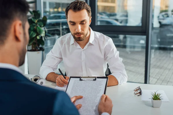 Übersetzer Arbeitet Mit Geschäftsleuten Und Dokumenten Modernen Büros — Stockfoto