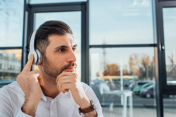 Professioneller Männlicher Übersetzer Brille Der Online Mit Kopfhörern Arbeitet — Stockfoto