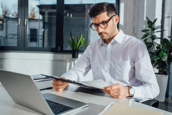 Professzionális Férfi Fordító Szemüveg Dolgozik Online Laptop — Stock Fotó