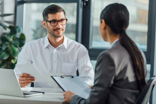 Schöner Männlicher Übersetzer Mit Dokumenten Über Treffen Mit Geschäftsfrau — Stockfoto