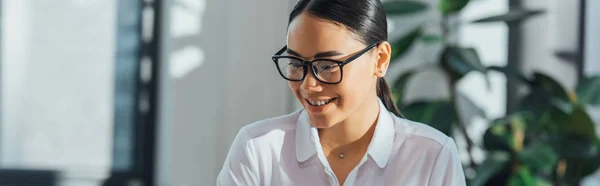 Panoramaaufnahme Eines Asiatischen Übersetzers Brille Bei Der Arbeit Büro — Stockfoto