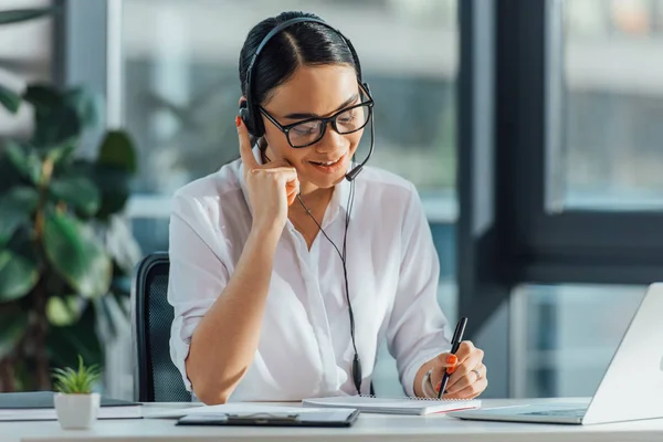 Mosolygós Ázsiai Fordító Dolgozik Online Headset Laptop Irodában — Stock Fotó