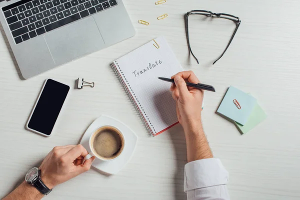 Ausgeschnittene Ansicht Eines Männlichen Übersetzers Der Mit Laptop Und Smartphone — Stockfoto