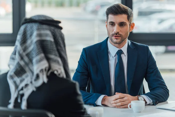 Homem Negócios Árabe Conversando Com Parceiro Reunião Escritório Moderno — Fotografia de Stock