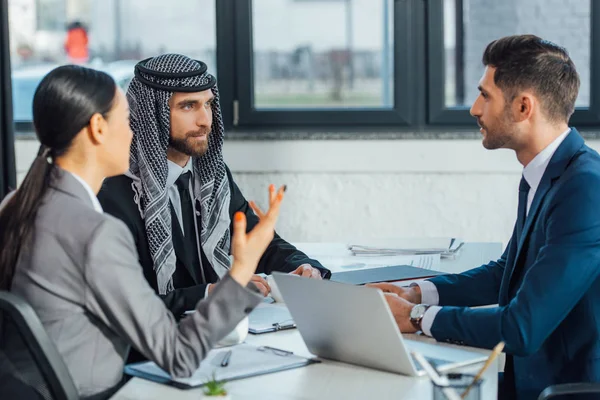 Multiculturele Zakenpartners Met Laptop Documenten Ontmoeting Met Vertaler Kantoor — Stockfoto