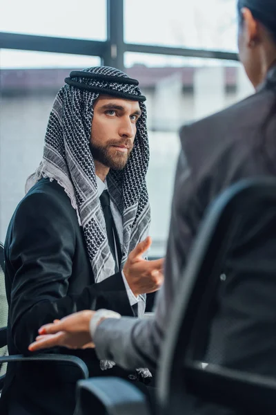 アラビア人のビジネスマンが現代オフィスでの会議でパートナーと話しています — ストック写真