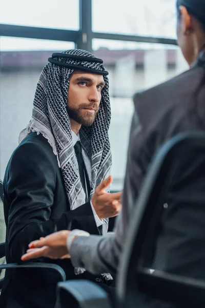 Hombre Negocios Árabe Hablando Con Socio Reunión Oficina Moderna — Foto de Stock