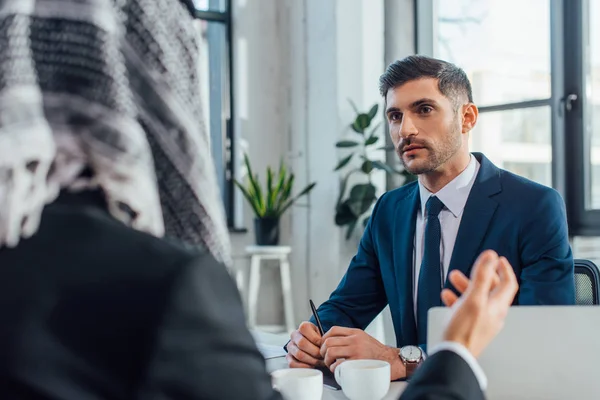 Árabe Hombre Negocios Hablando Con Caucásico Socio Oficina — Foto de Stock