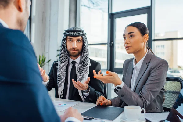 Empresarios Multiculturales Conversando Sobre Encuentro Con Traductor Cargo — Foto de Stock