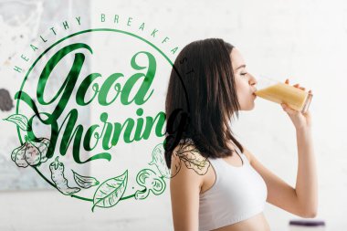Çekici sporcu kadının mutfakta smoothie içerkenki yan görüntüsü günaydın ve sağlıklı kahvaltı illüstrasyonları