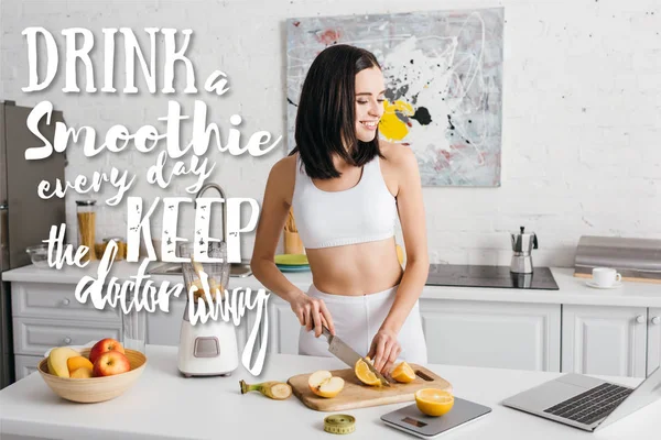 Smiling Fit Sportswoman Looking Laptop While Cutting Fruits Blender Kitchen — Stock Photo, Image