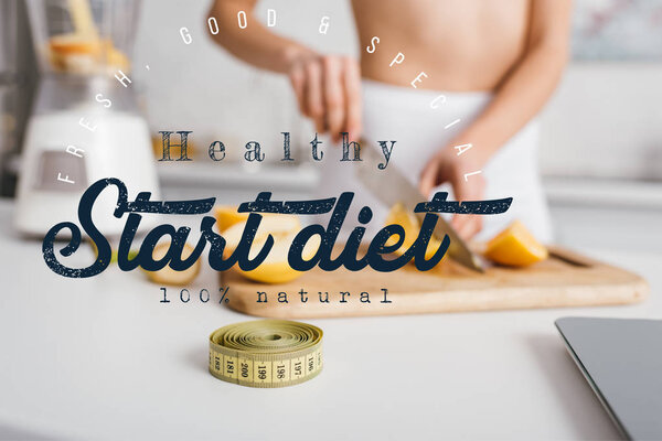 Селективный фокус измерения ленты и весы рядом с подходящей девушкой резки свежих фруктов для смузи на кухонном столе, начать диетическую иллюстрацию
