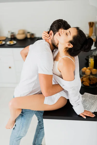 Vista Lateral Homem Beijando Pescoço Namorada Sexy Sutiã Camisa Bancada — Fotografia de Stock