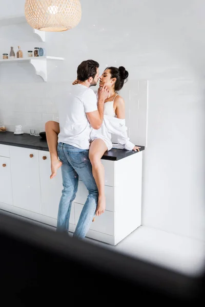 Selectieve Focus Van Sexy Vrouw Beha Shirt Zoenen Vriendje Keuken — Stockfoto