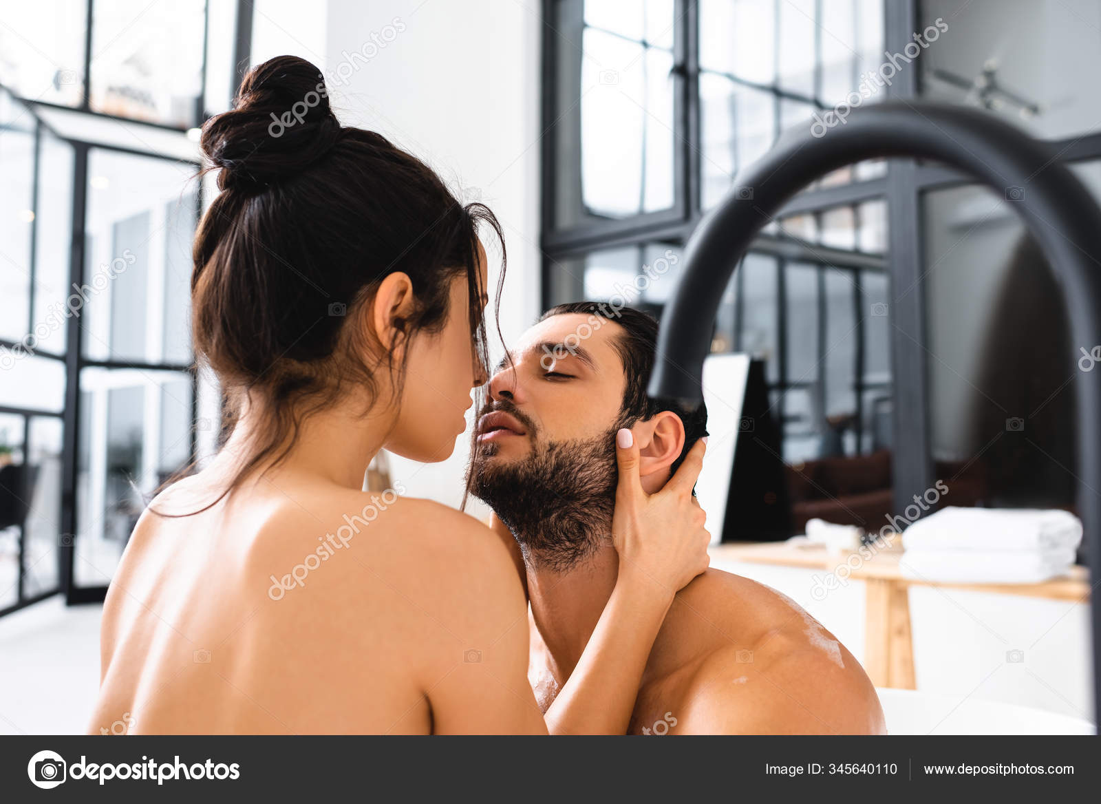 Mulher Nua Bonita Beijando Bonito Namorado Banheira — Foto © HayDmitriy  345640110