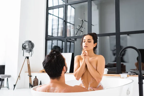 Homem Segurando Pela Cintura Bela Namorada Nua Enquanto Toma Banho — Fotografia de Stock