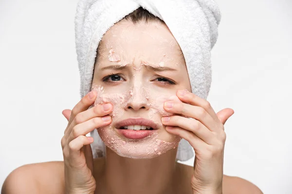 Chica Disgustada Con Máscara Descamación Facial Tocando Cara Aislada Blanco —  Fotos de Stock