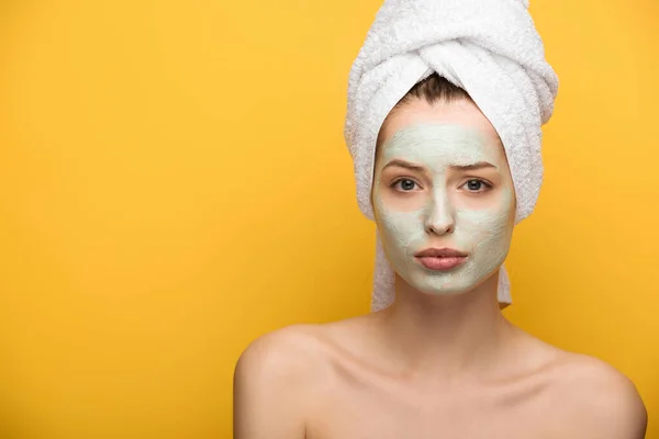 Yüzünde Besleyici Bir Maske Olan Ciddi Bir Kız Sarıya Izole — Stok fotoğraf